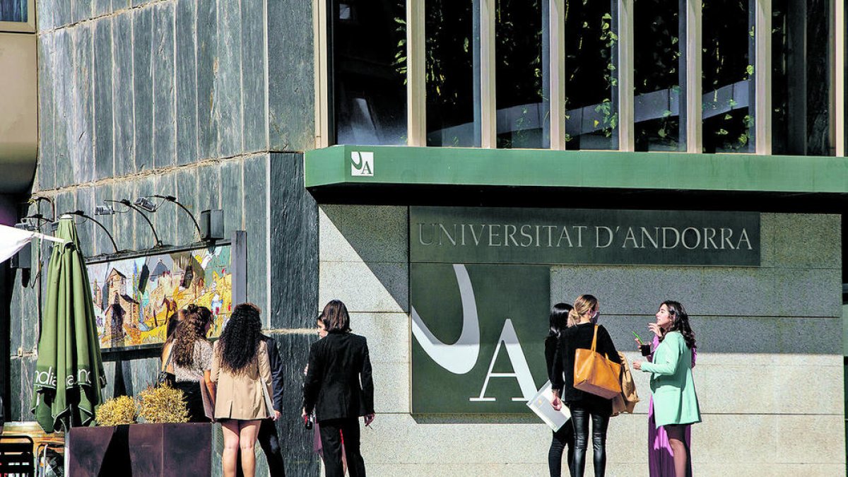 Estudiants universitaris a les portes de l'Universitat d'Andorra