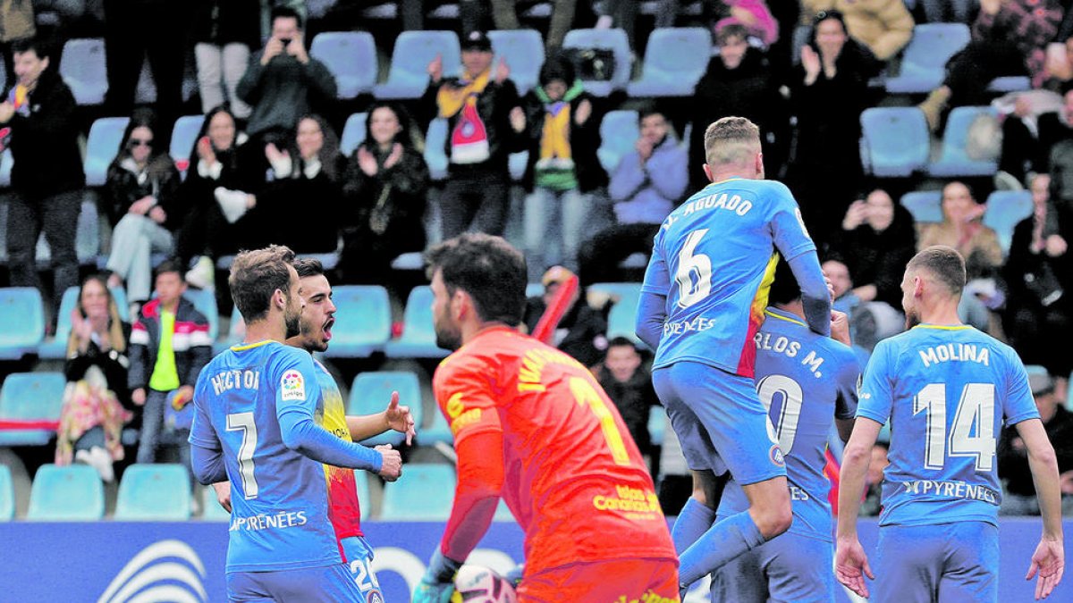 Els jugadors tricolors celebrant el gol que va donar els tres punts.