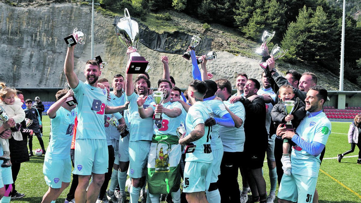 Els jugadors de l'Atlètic celebrant el títol.