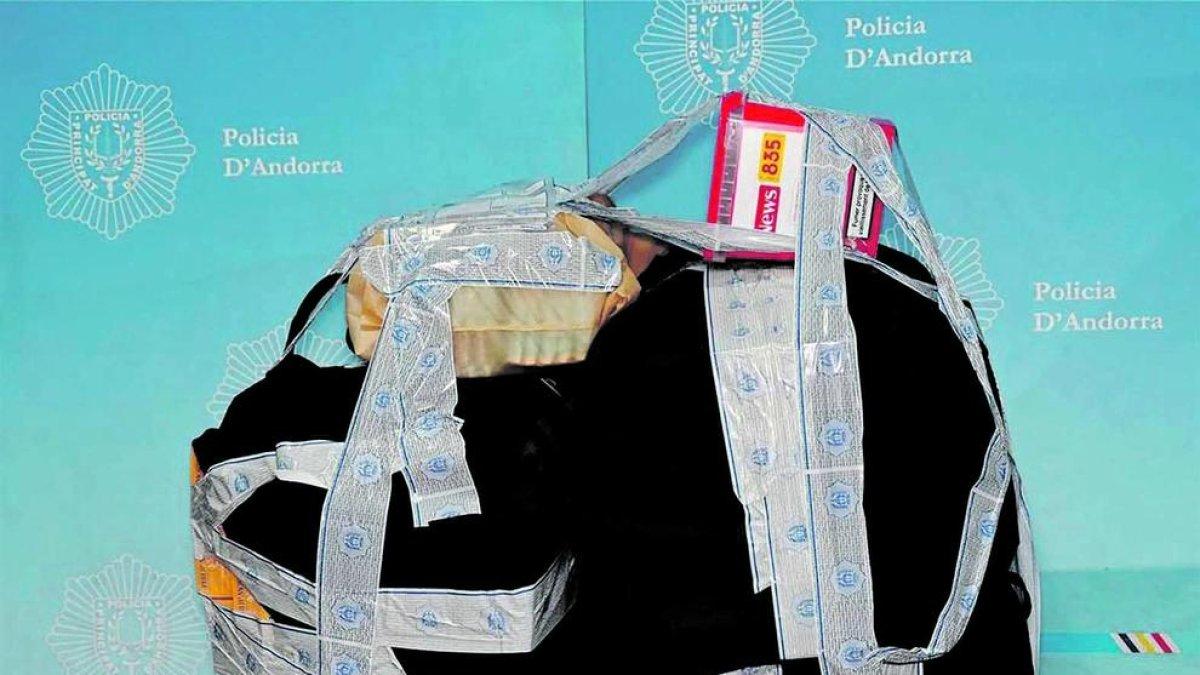 Els 200 cartrons de tabac de contraban localitzats per la policia.