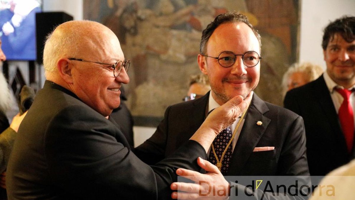 Xavier Espot rep la felicitació del seu pare