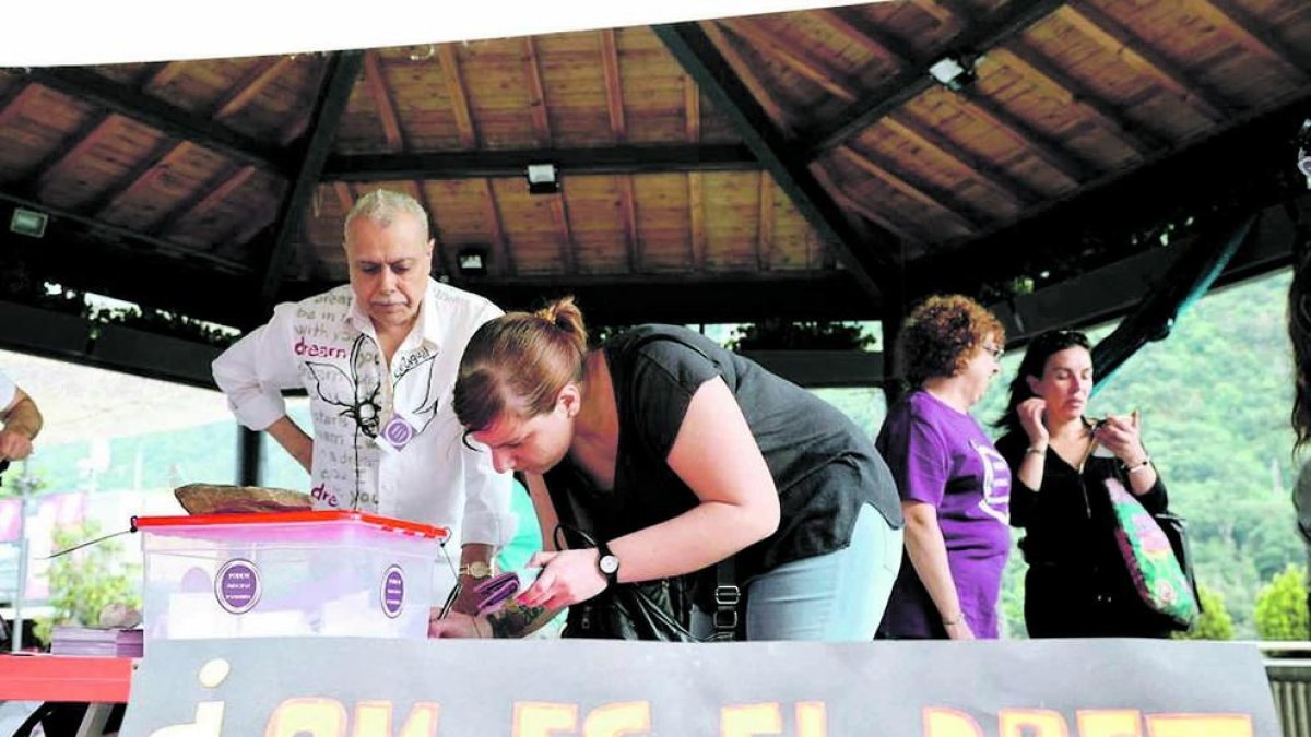 Recollida de signatures a la plaça del Poble.