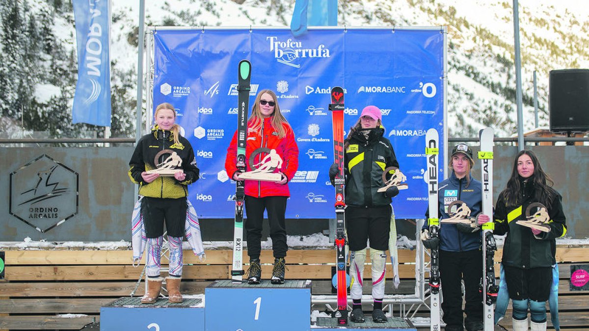 Podi del gegant sub 16 femení celebrat ahir.