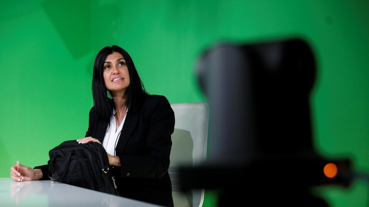 La presidenta d'Andorra Endavant, Carine Montaner, al plató de Diari TV.