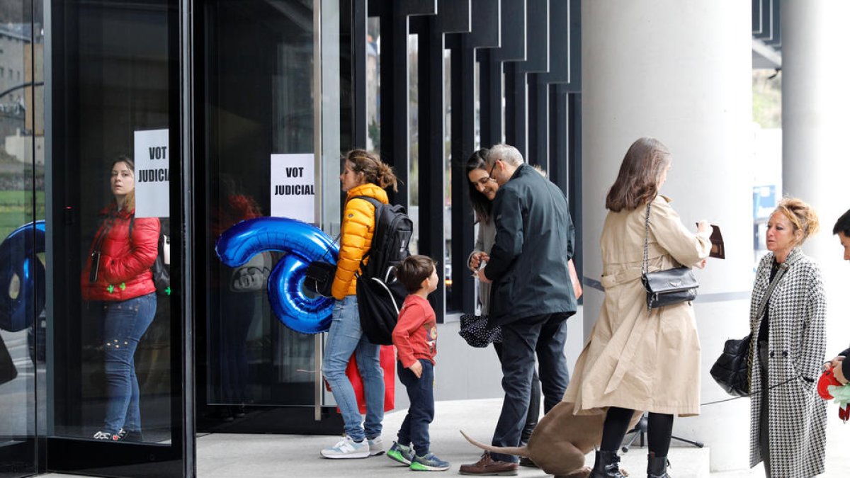 Votants a la Batllia per a les eleccions generals.
