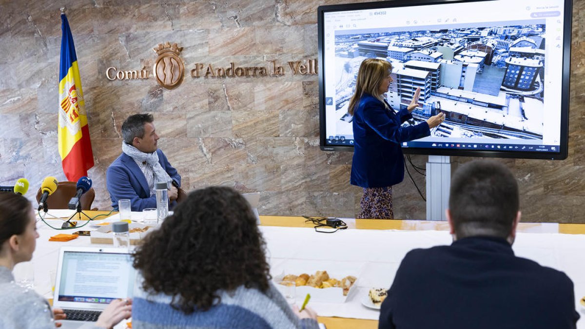 Els cònsols, Conxita Marsol i David Astrié, durant l'esmorzar amb els mitjans de comunicació a Casa Comuna.
