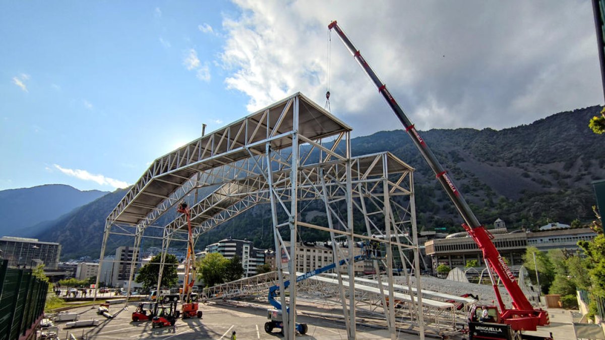 Muntatge de les carpes a Prada Casadet.