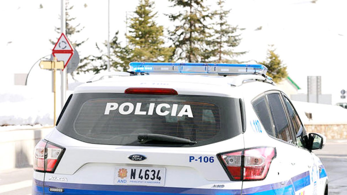 Un cotxe de la policia al Pas de la Casa.