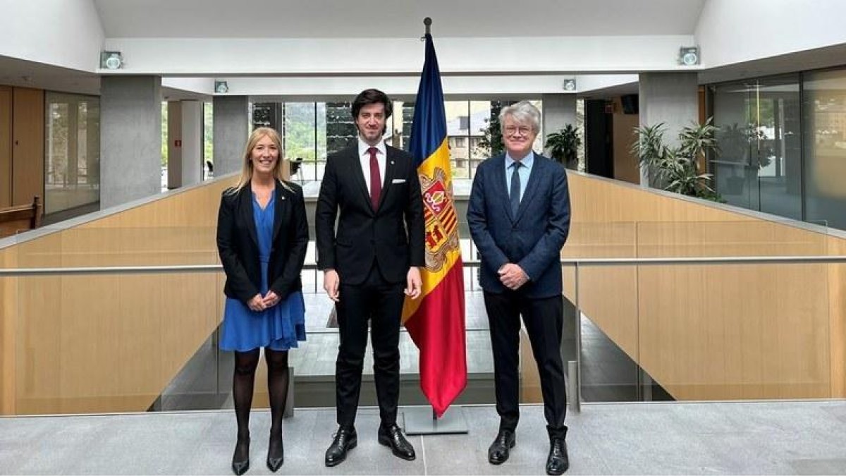 El síndic general, Carles Ensenyat, la subsíndica general, Sandra Codina, i l'ambaixador de França a Andorra, Jean-Claude Tribolet