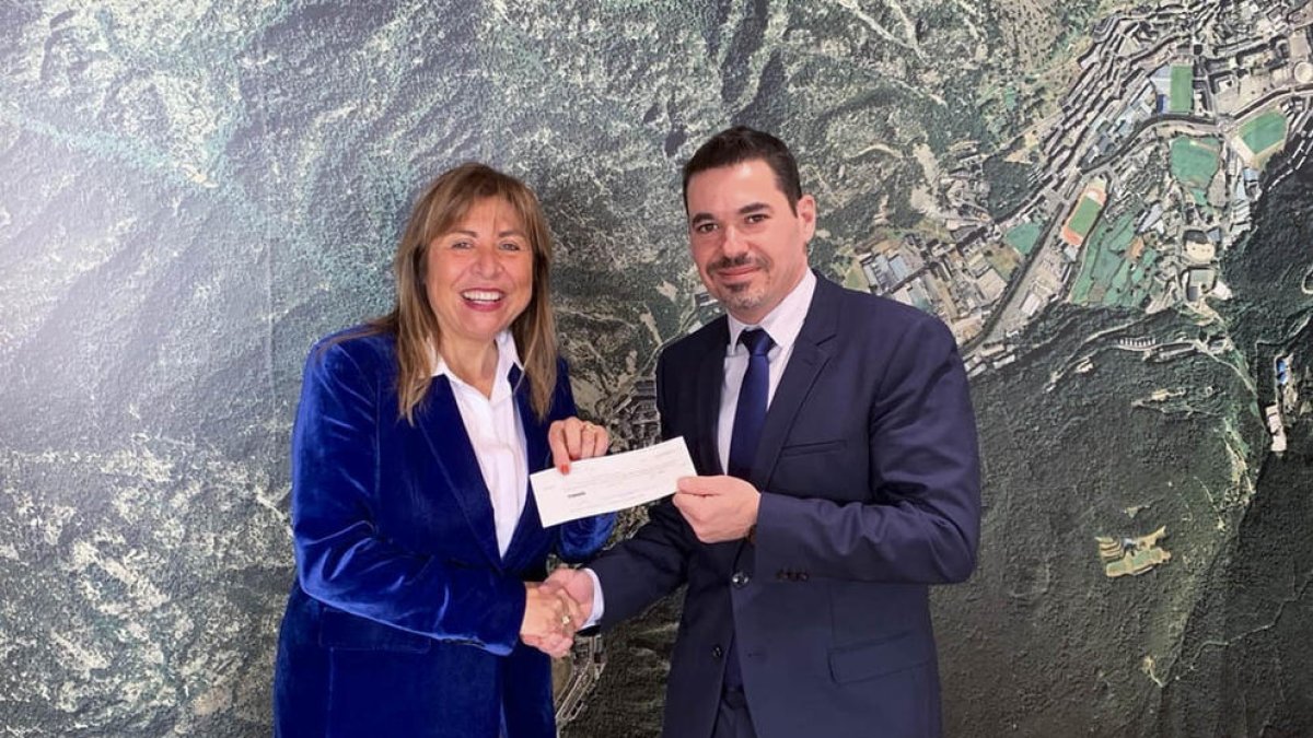 Conxita Marsol rep el xec de 715.000 euros de les assegurances per l'incendi dels Serradells