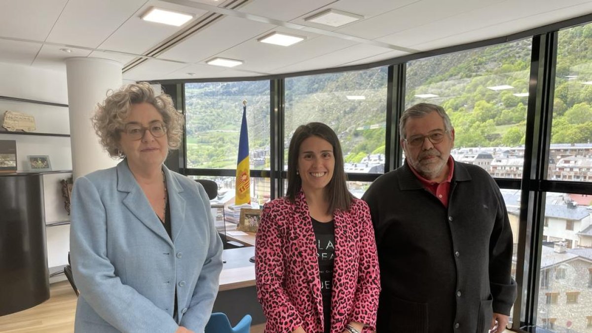 Montserrat Ronchera, secretària general de l'Institut Andorrà de les Dones, amb els cònsols d'Encamp, Laura Mas i Jean Michel
Rascagnères