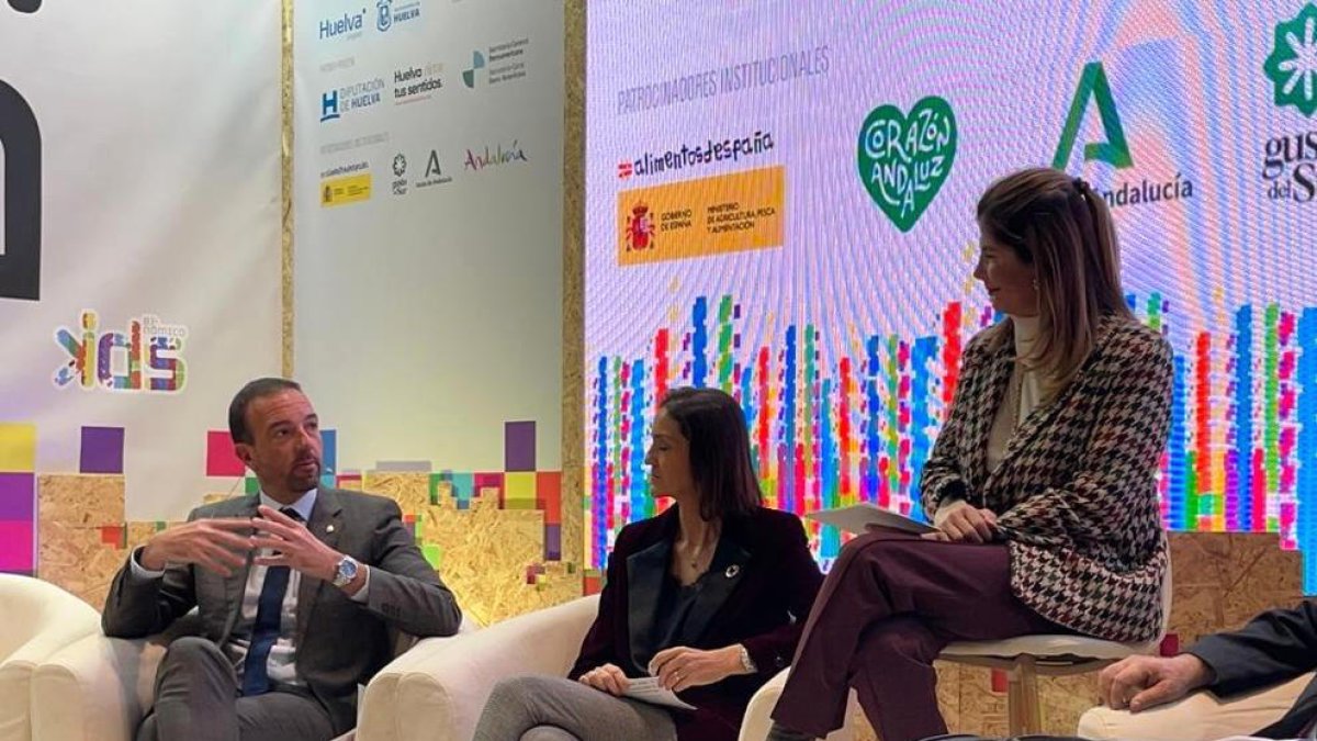 El ministre Torres durant la presentació a Fitur.