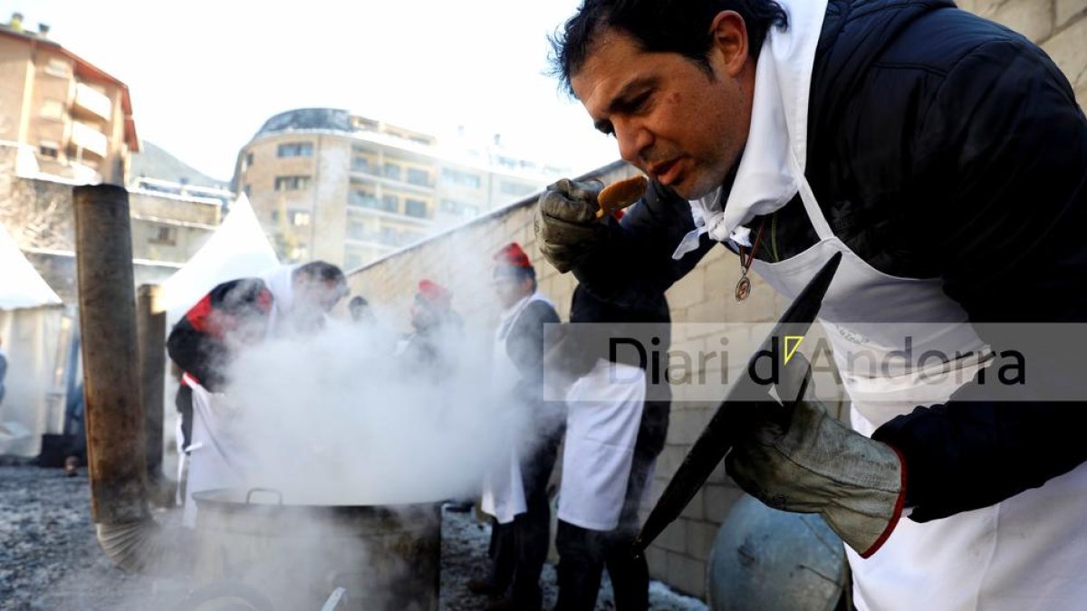 Escudella diada de Sant Sebastià a la plaça de la Germandat
