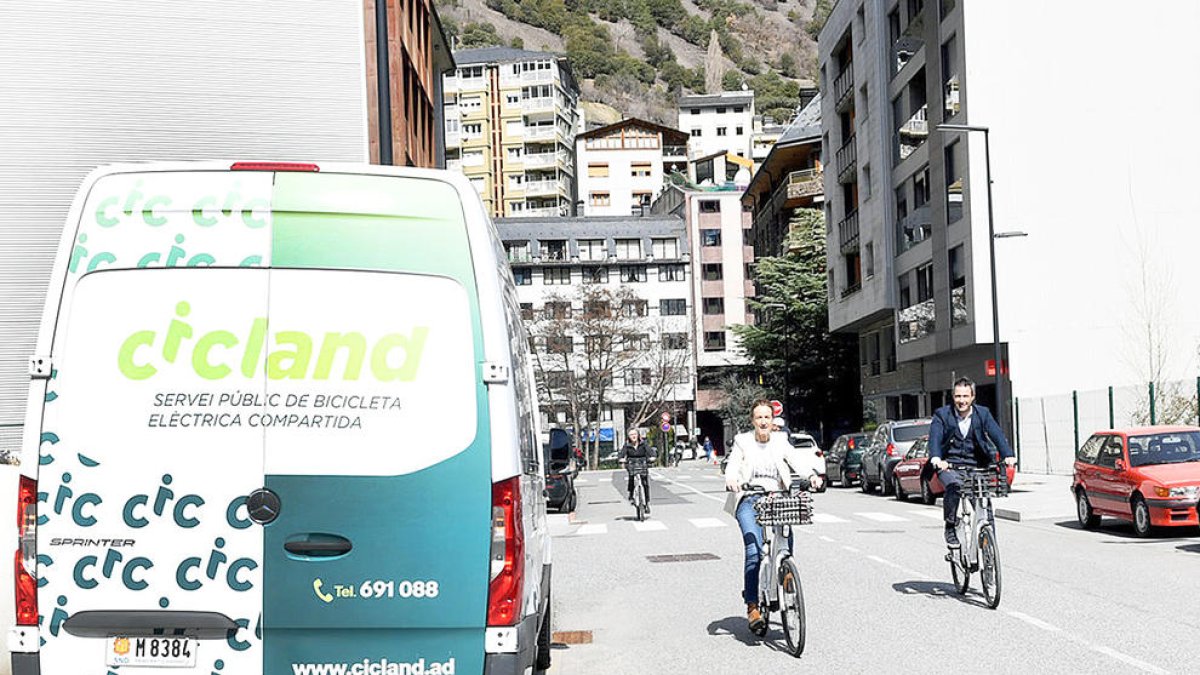 La ministra Calvó i el cònsol Astrié provant una de les noves bicis blanques de Cicland, ahir.