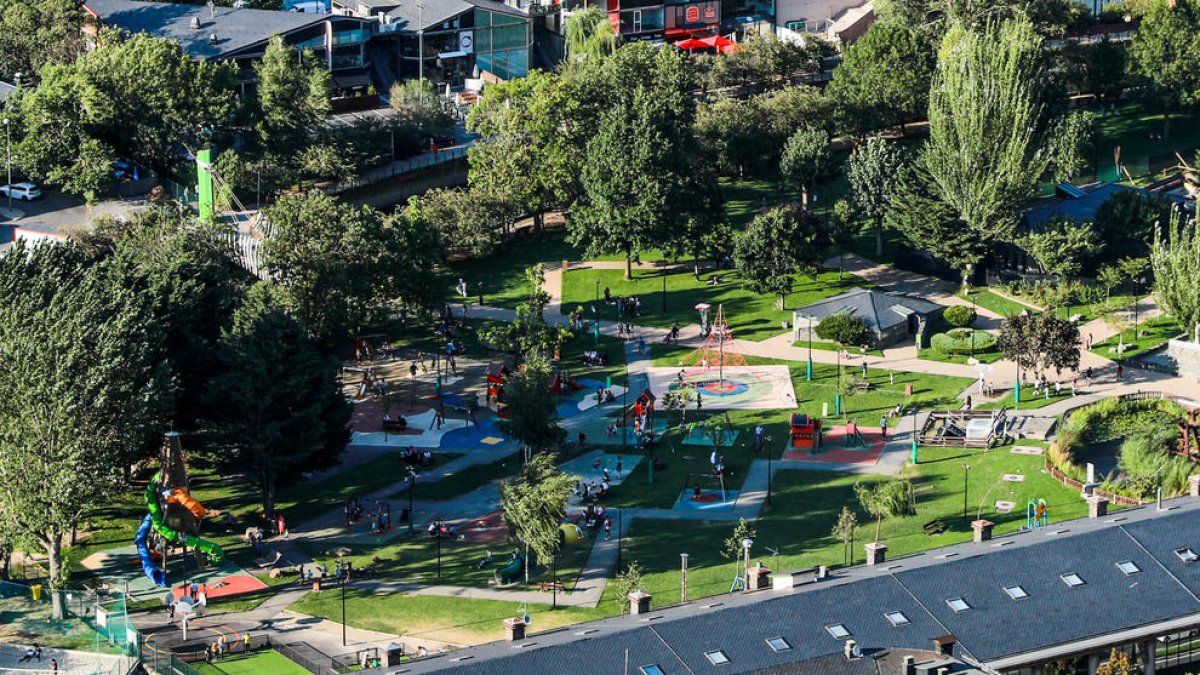 L'àrea de jocs infantils del Parc Central es remodelarà els propers mesos.