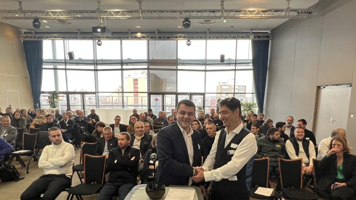 Francesc Zamora i Paul Lassallette signant el conveni a Tolosa