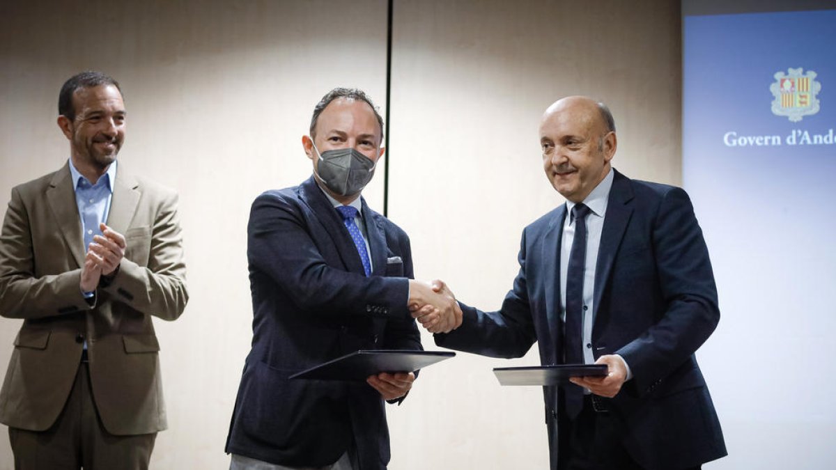 Espot i Mas després de firmar el conveni.