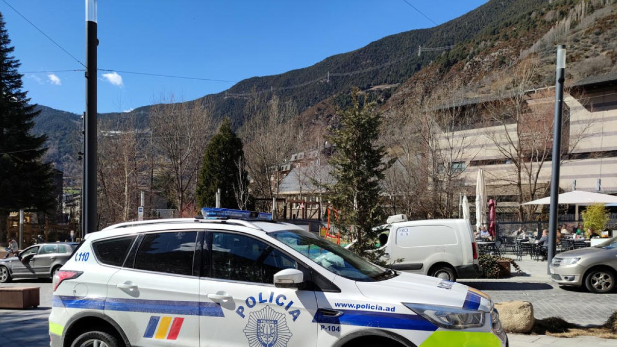Un vehicle de la policia a Encamp