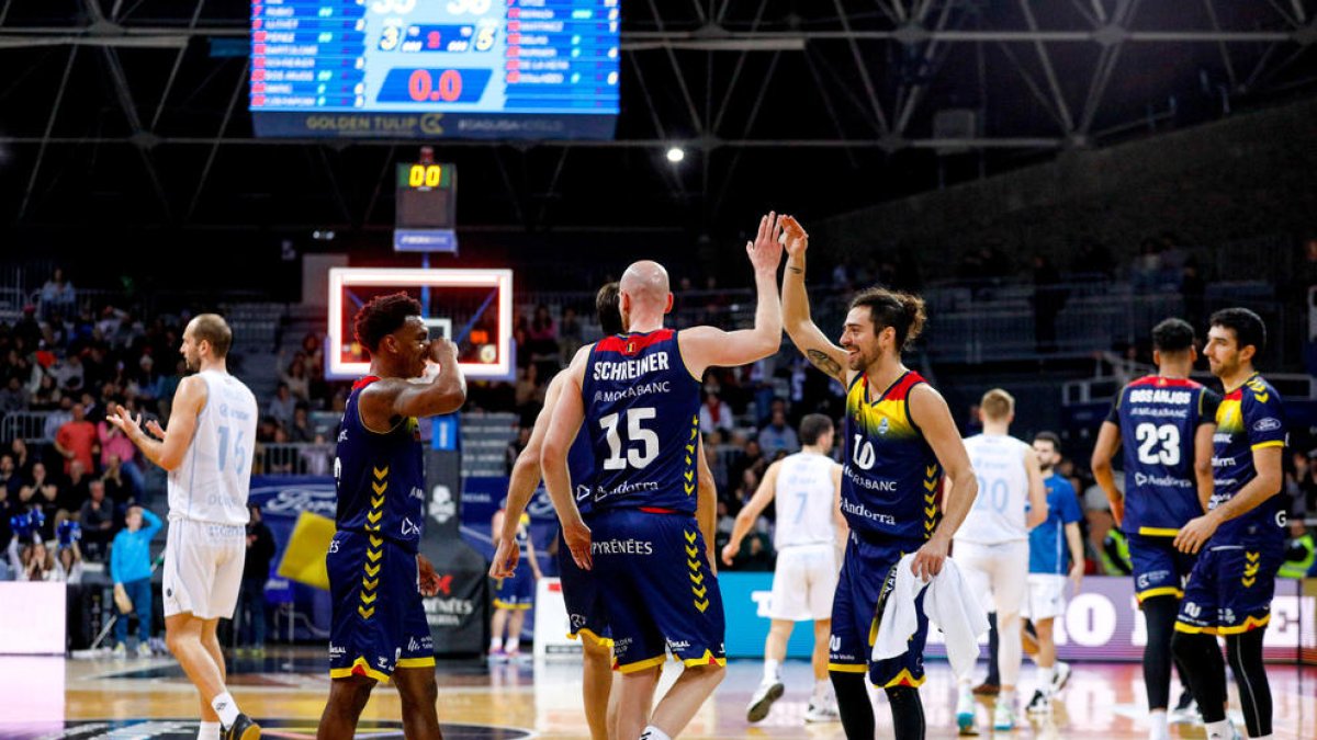 Speight, Schreiner i Pérez celebrant una acció del partit d'ahir.