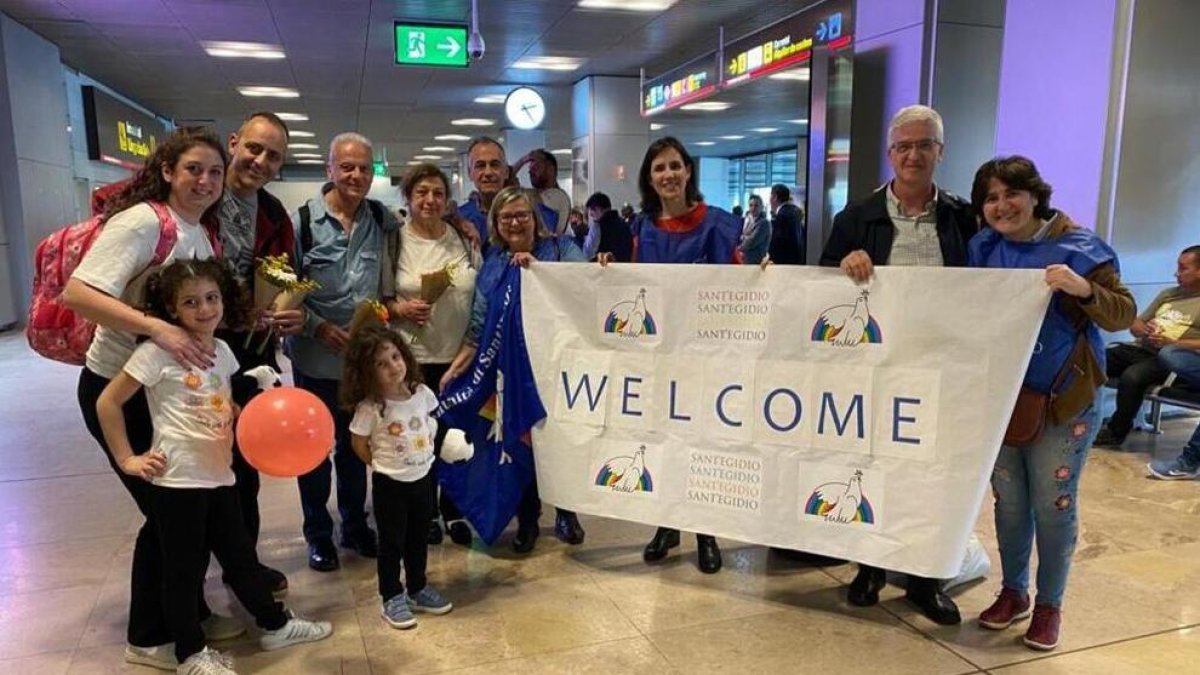 La família de refugiats sirians a la seva arribada a Madrid