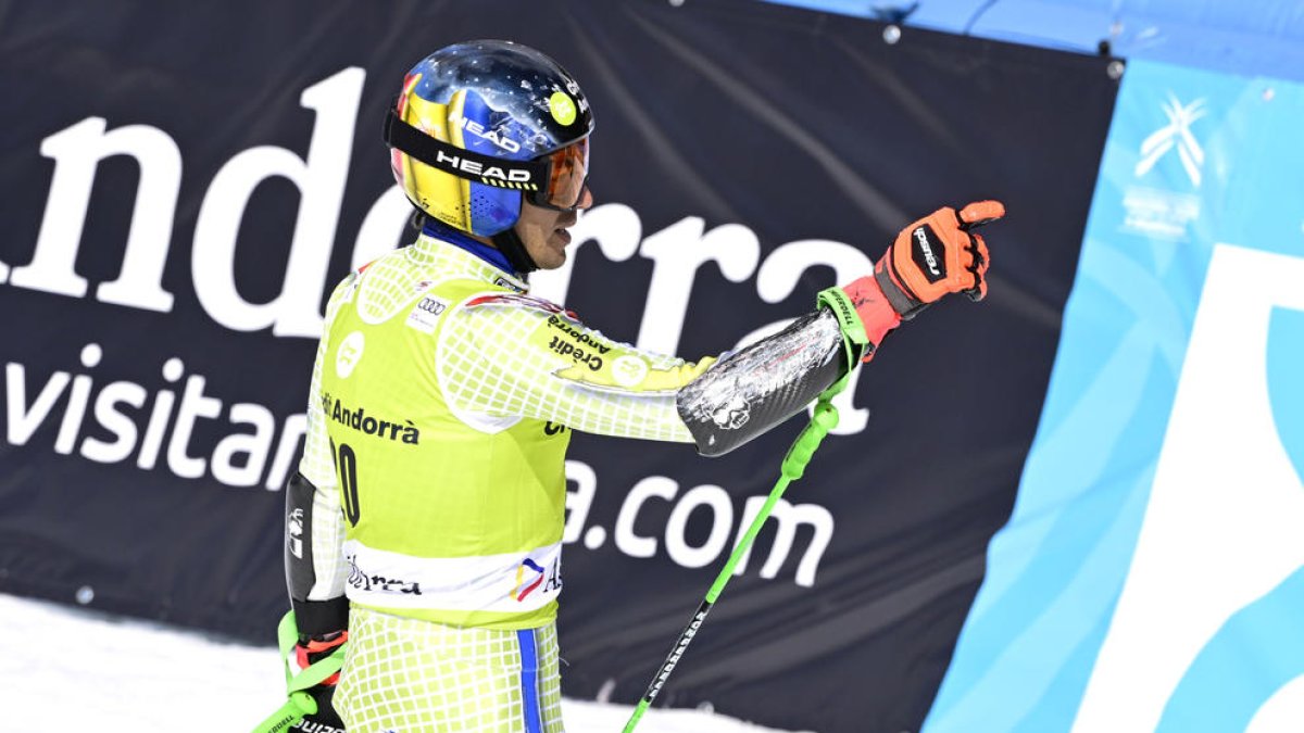 Un orgullós Joan Verdú assenyala el públic i la seva familia en l'arribada del gegant, ahir a Soldeu.