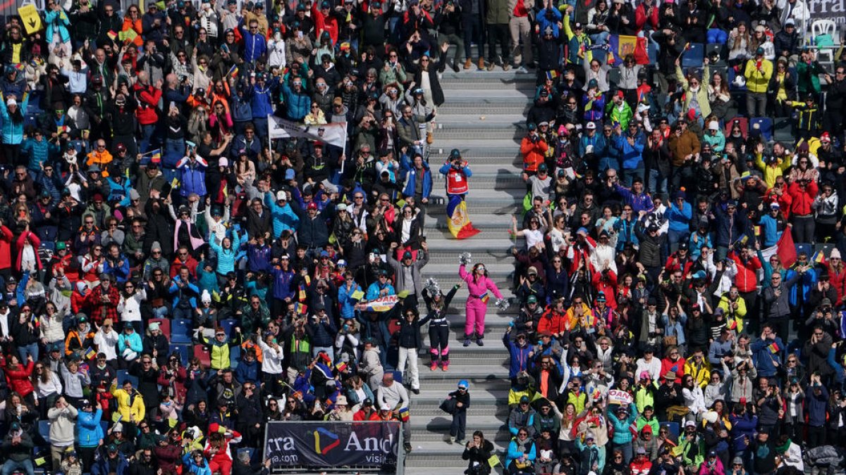 Verdú celebra amb el públic la seva baixada.