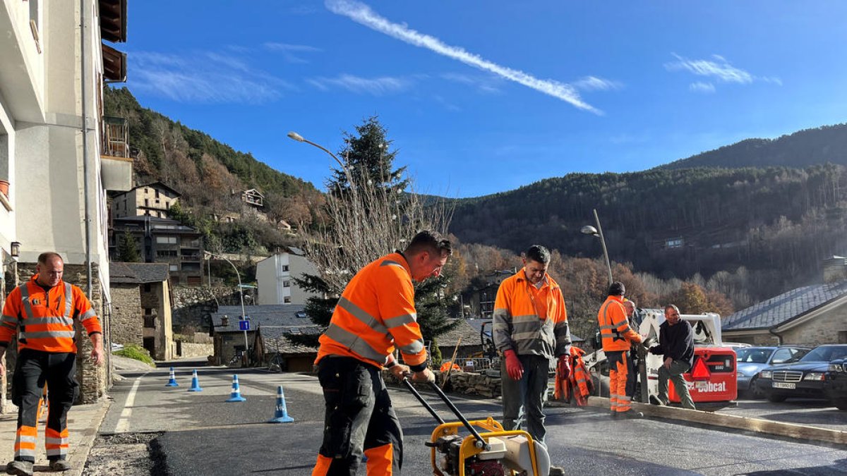 Operaris del comú massanenc construïnt un pas elevat a la zona.