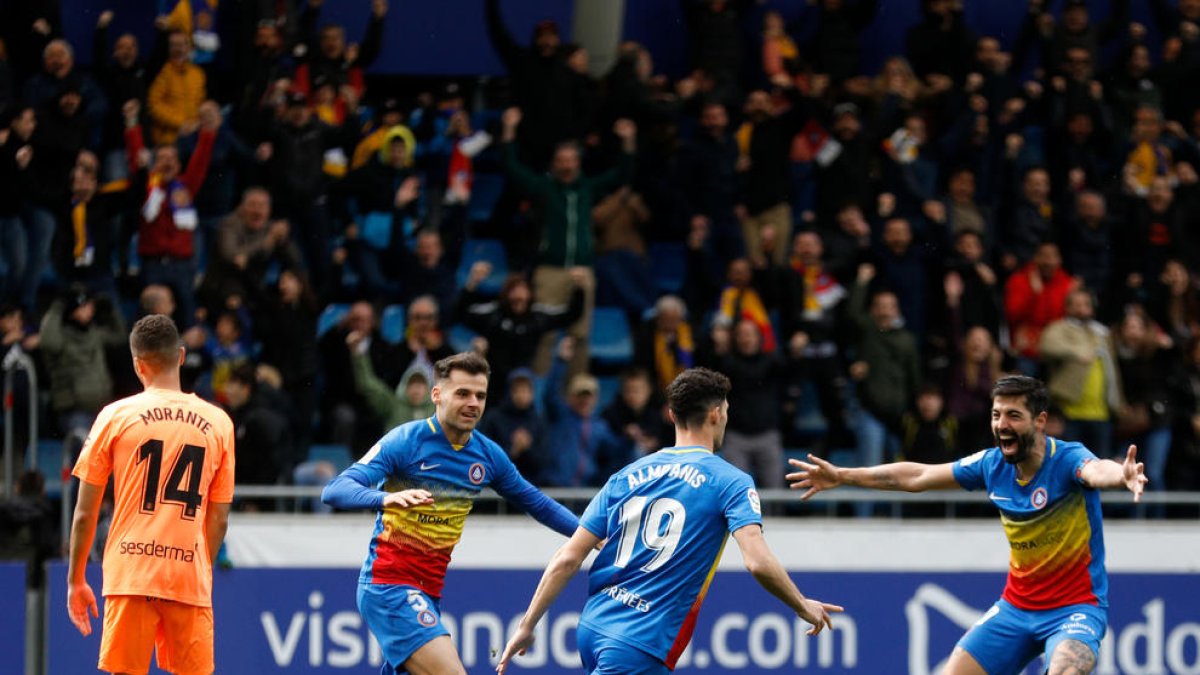 Els tricolors celebren el 2-2 que va suposar l'empat contra l'Eivissa.