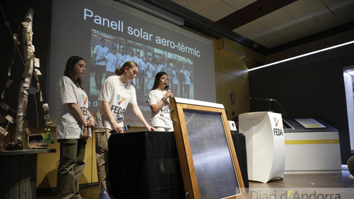 La presentació del panell solar aerotèrmic.