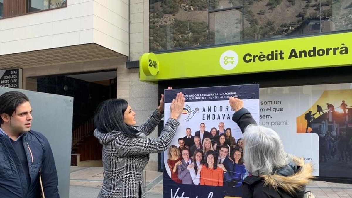 Carine Montaner enganxant els cartells a la plaça Rebés de la capital