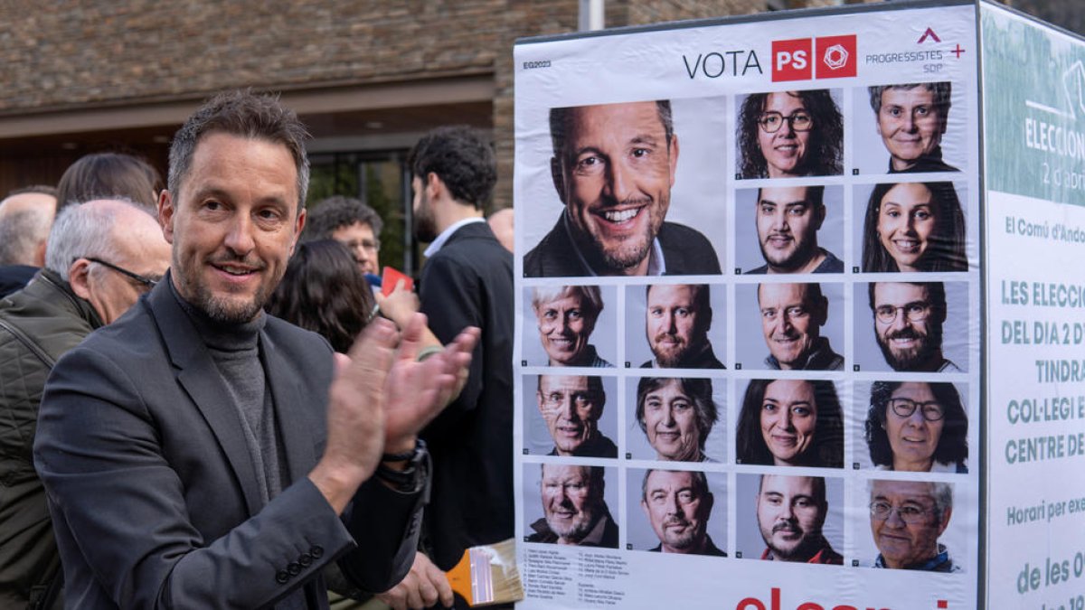 El candidat del PS a cap de Govern, Pere López, a l'inici de la penjada de cartells, a Andorra la Vella.