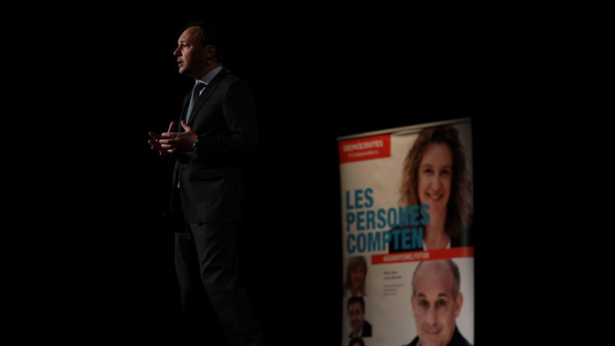 Xavier Espot en una reunió de poble a Escaldes durant les generals del 2019.