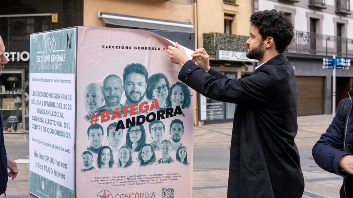 Cerni Escalé va penjar el primer cartell de la campanya.