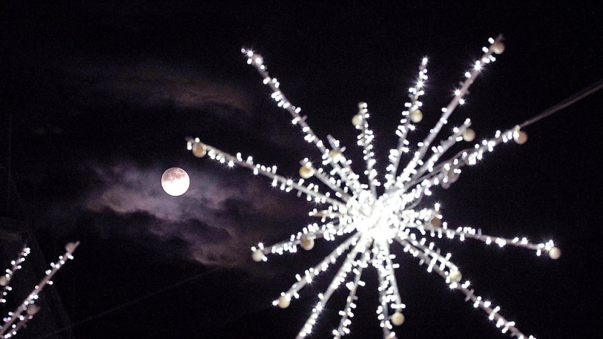 Les mesures d'estalvi energètic van limitar l'enllumenat nadalenc.