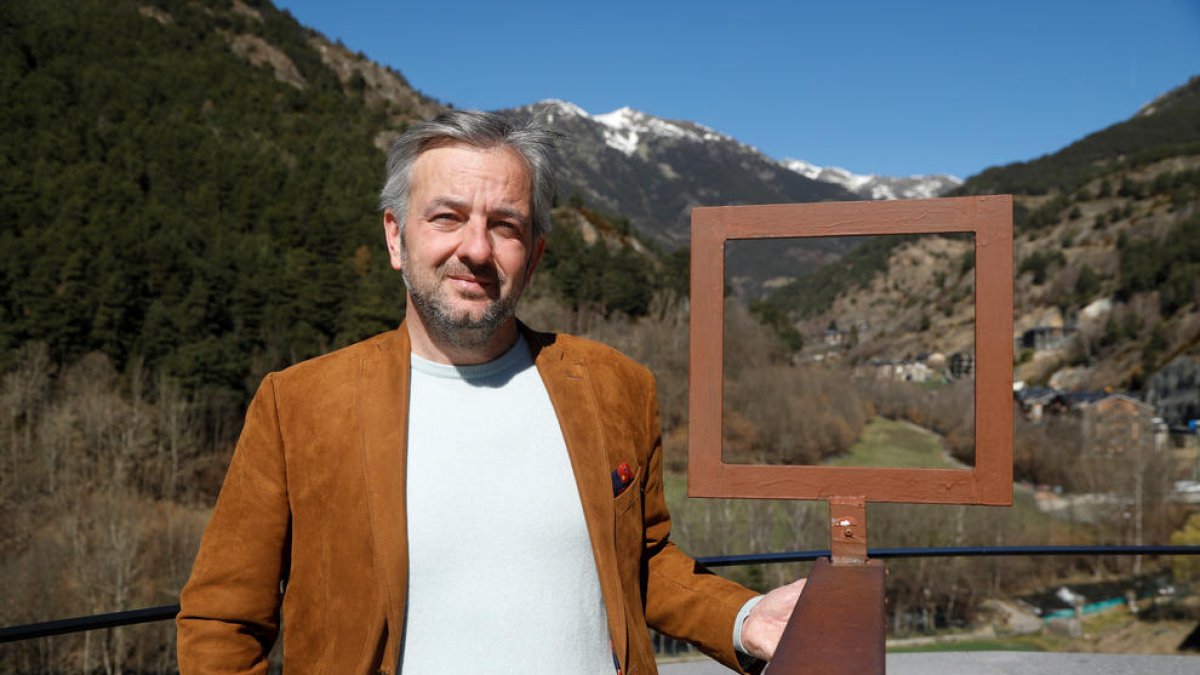 Armengol davant els terrenys on s'ha d'ubicar el laboratori de Grifols, que rebutja.