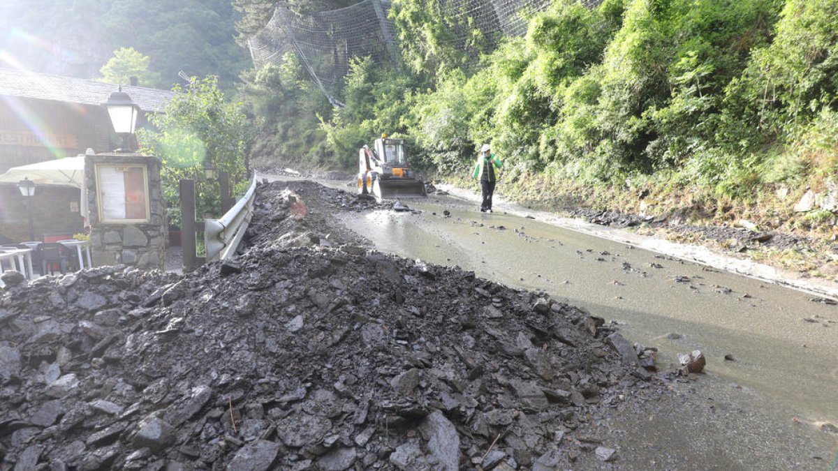 Obres a la carretera de Bixessarri arran de la darrera esllavissada.