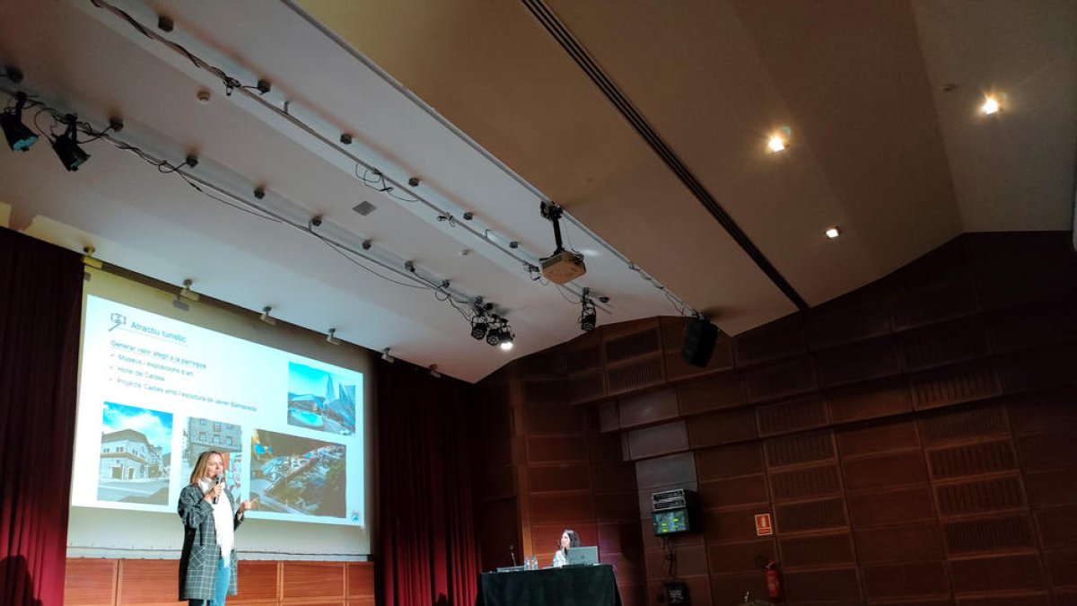 Gili, ahir a la reunió de poble sobre l'estat del comerç.