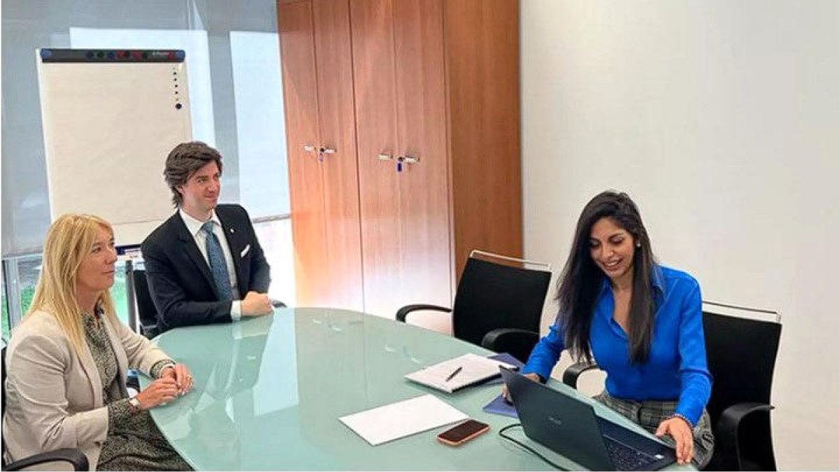 La trobada entre els síndics i la presidenta de l'APDA.