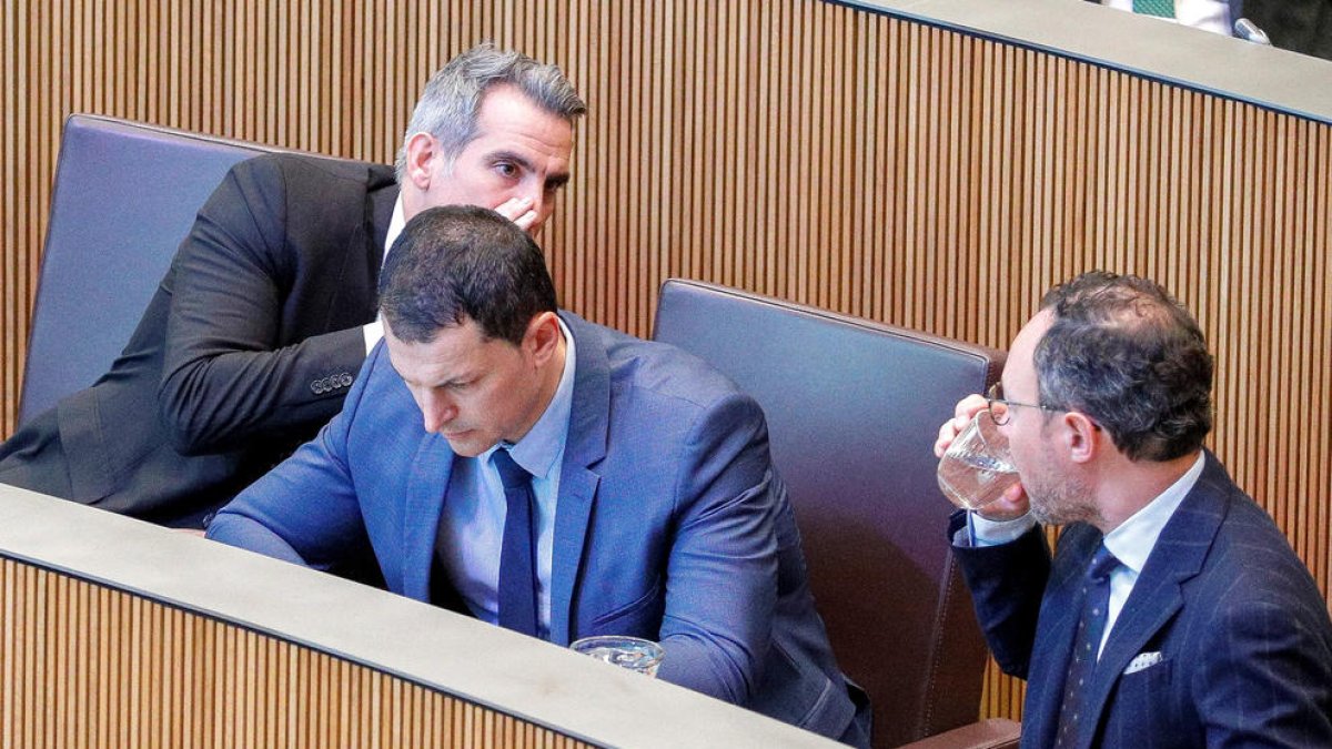 César Marquina parla amb Xavier Espot al Consell General.