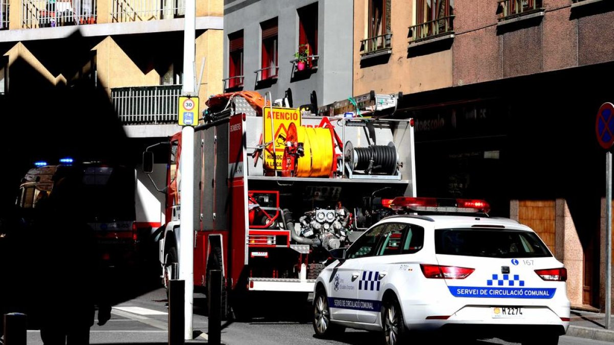 Els bombers en un servei per un incendi a Escaldes
