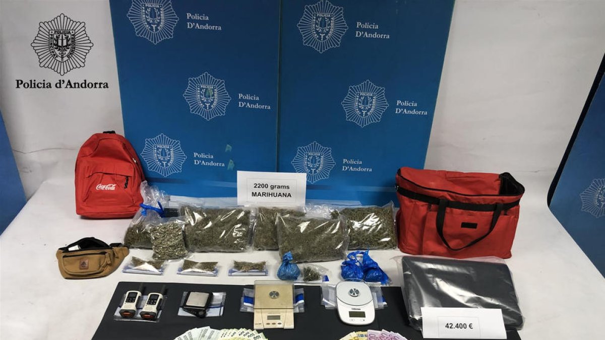 Droga, diners i estris intervinguts per la policia en l'operació Estella