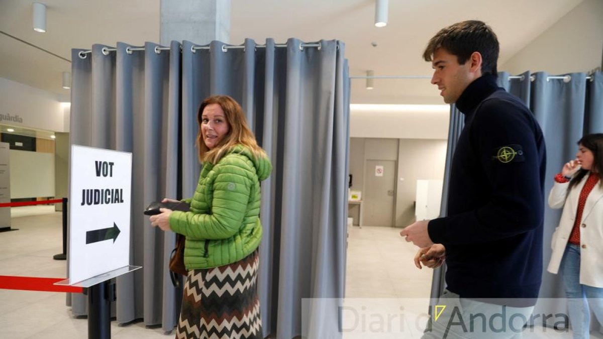 Electors aquest migdia dipositant el vot judicial