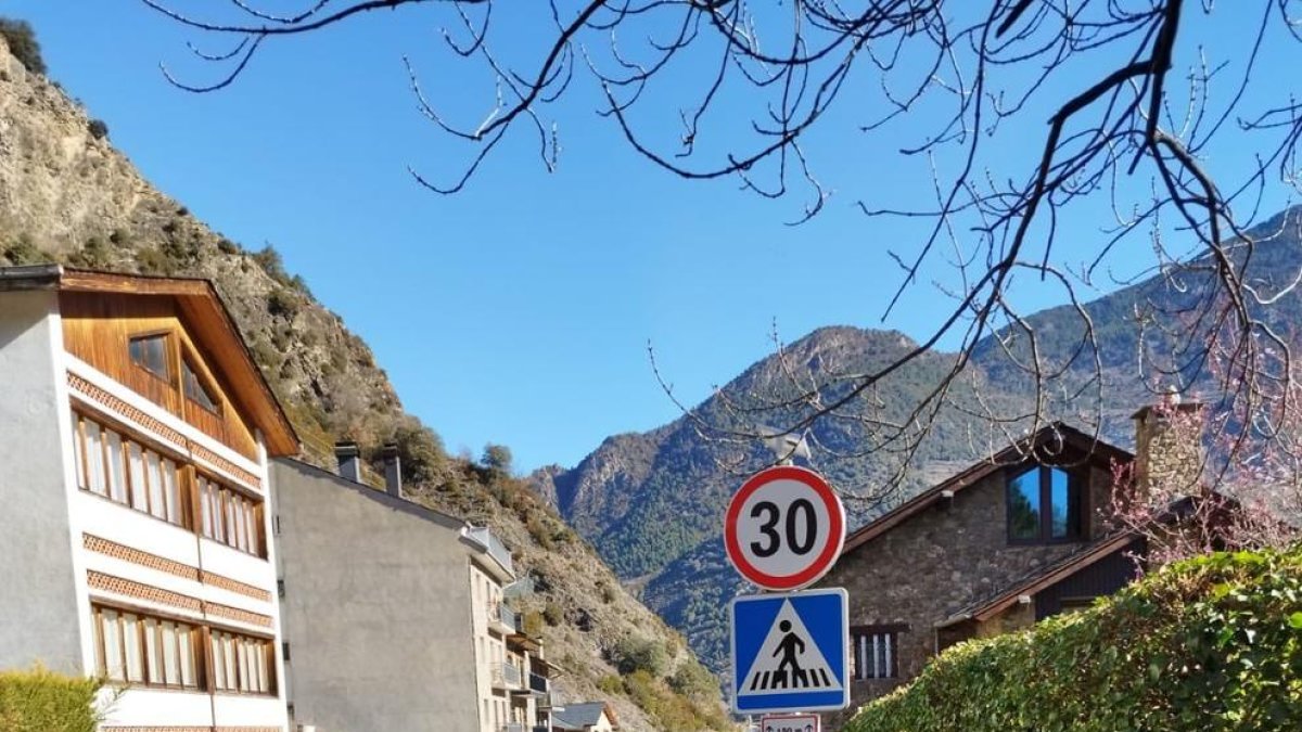 Zona d'aparcaments i senyalització lluminosa a la carretera de Fontaneda