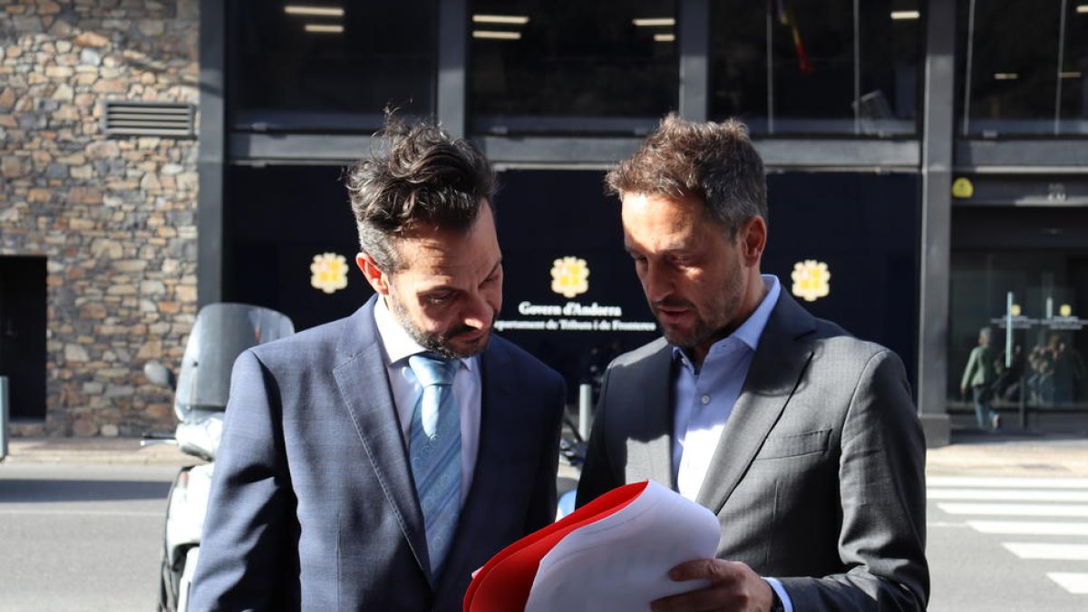 Gerard Alís i Pere López en la presentació de la política de fiscalitat davant l'oficina de Tributs