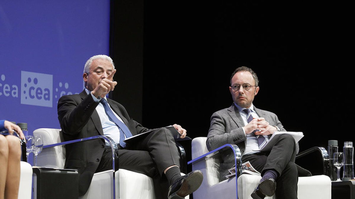 Josep Maria Cabanes i Xavier Espot en un debat electoral.