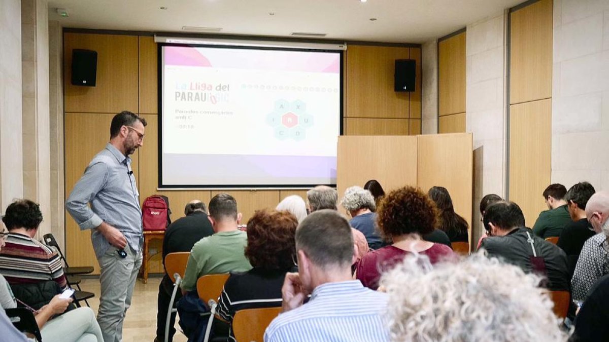 Vidal, dret, en una de les competicions de la lliga del Paraulògic.