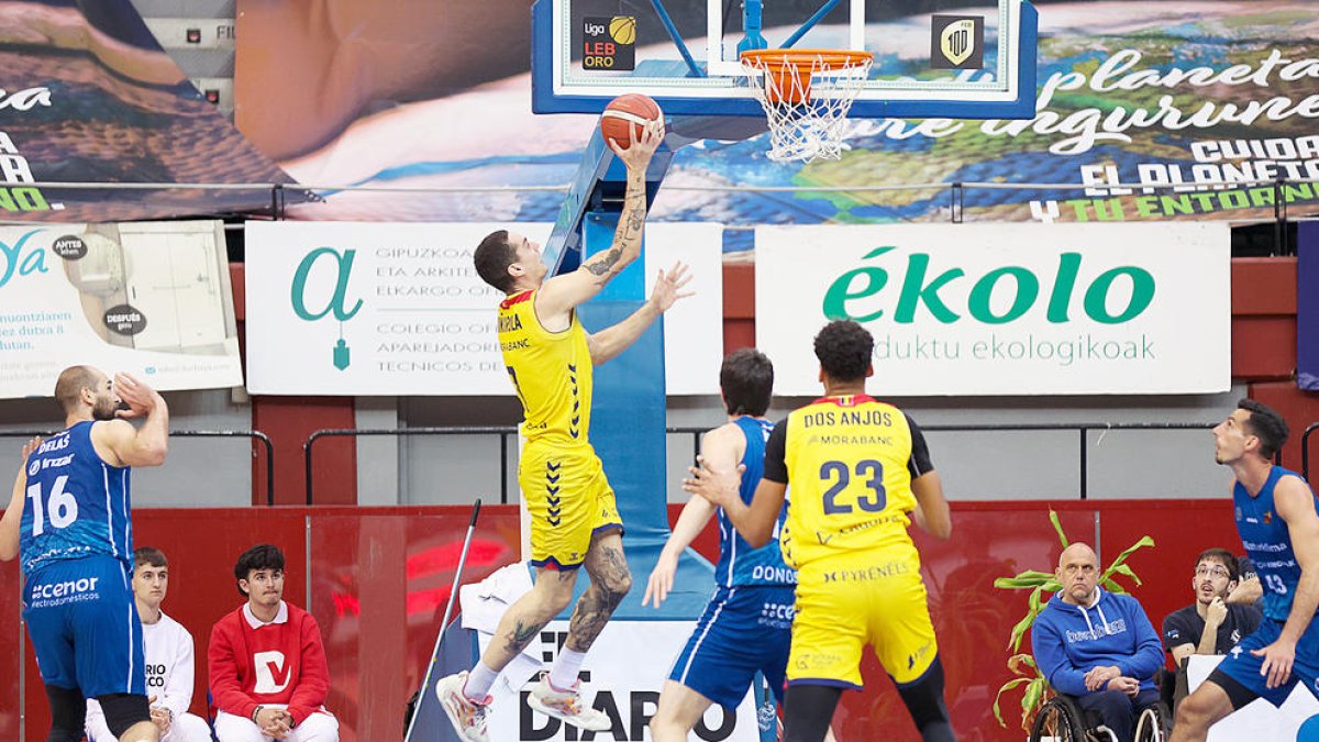 Juan Rubio penetrant a cistella.