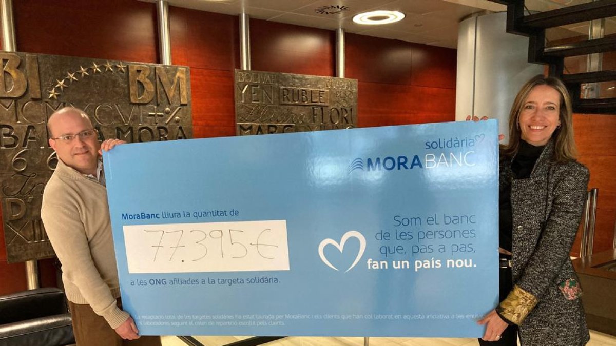 Marc Pierre, en representació dels clients de MoraBanc, i Mireia Maestre, directora de comunicació i marca de l'entitat