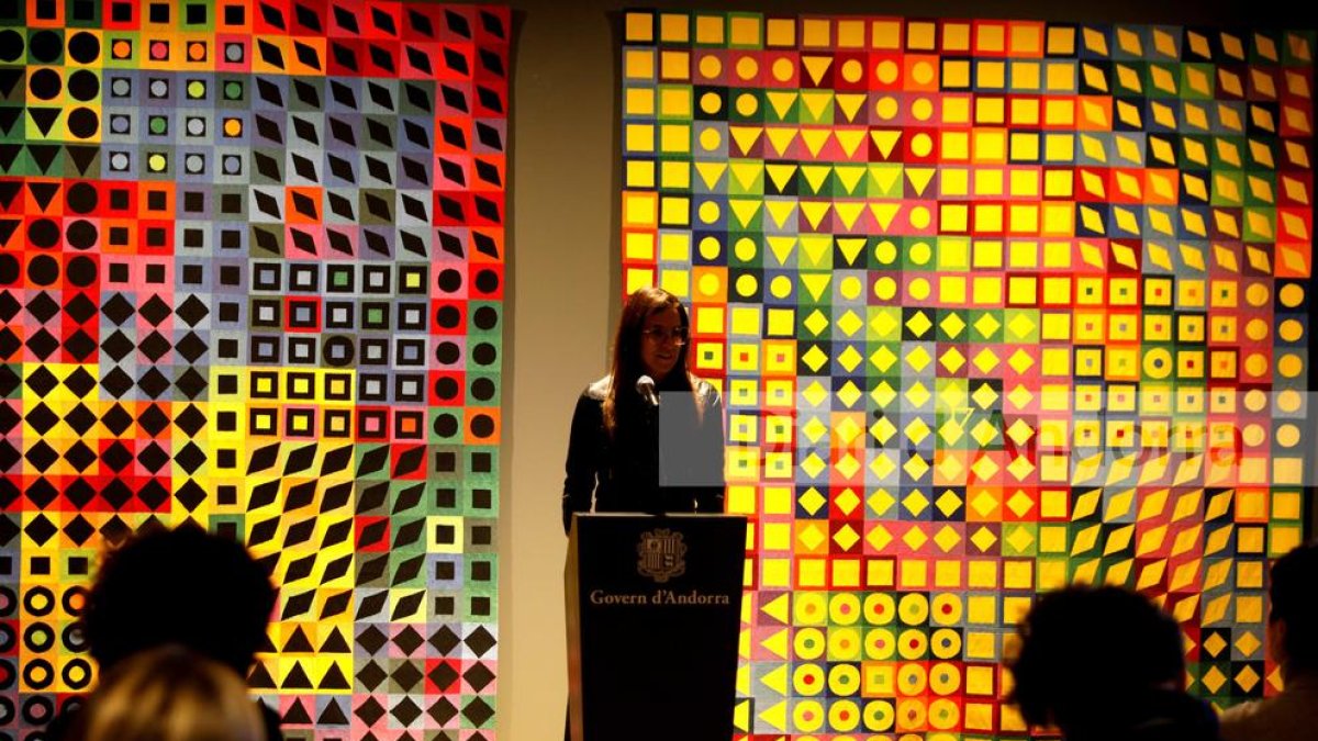 La ministra Riva durant la presentació de la nova temporada de la sala d'exposicions de Govern
