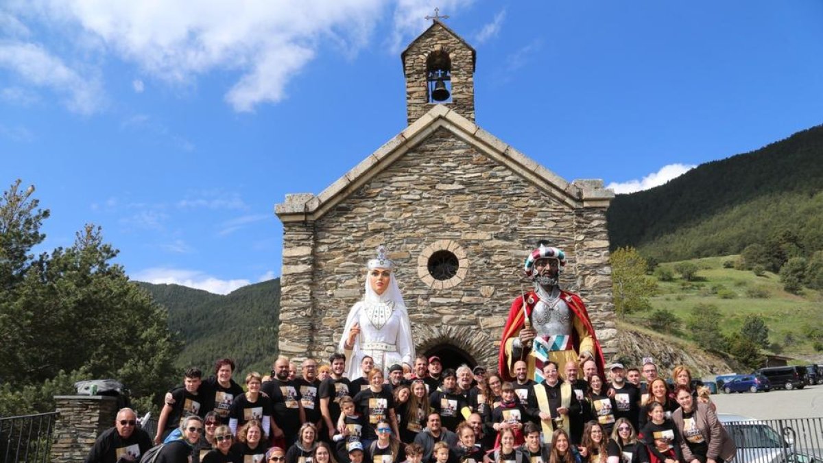 La colla gegantera en l'arribada al santuari de Canòlich